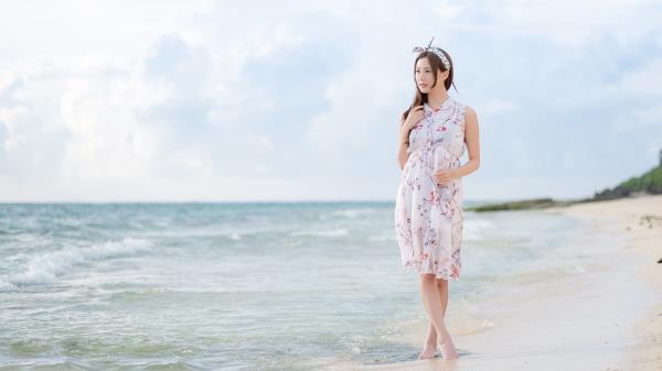 海边沙滩美女写真宽屏电脑壁纸